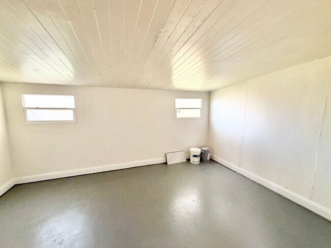 Building Photo - 618 6th Ave