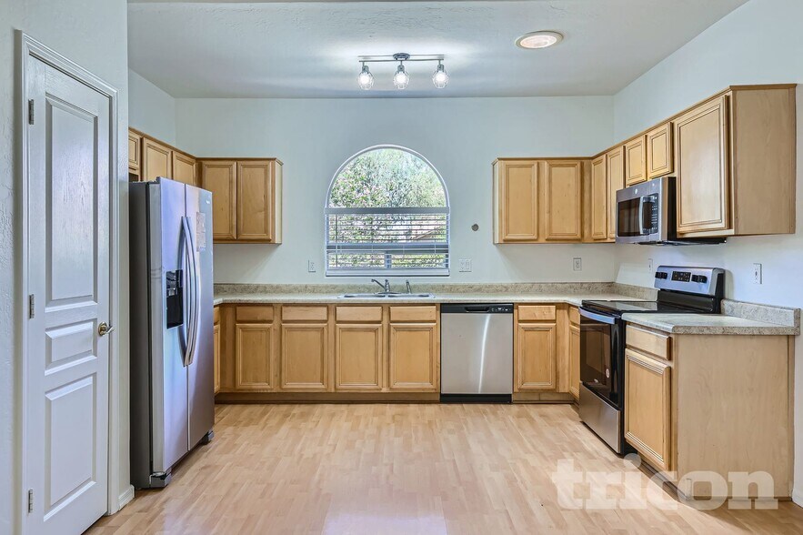 Building Photo - 2733 E Gary Way