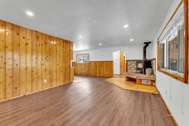 Building Photo - Mountain Lodge Home 1 Mile Away from the C...