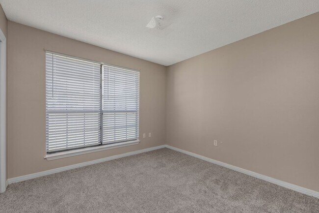 Building Photo - Charming 3BR/2BA with Fenced Yard & Commun...