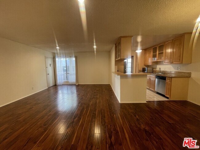 Building Photo - 5330 Zelzah Ave