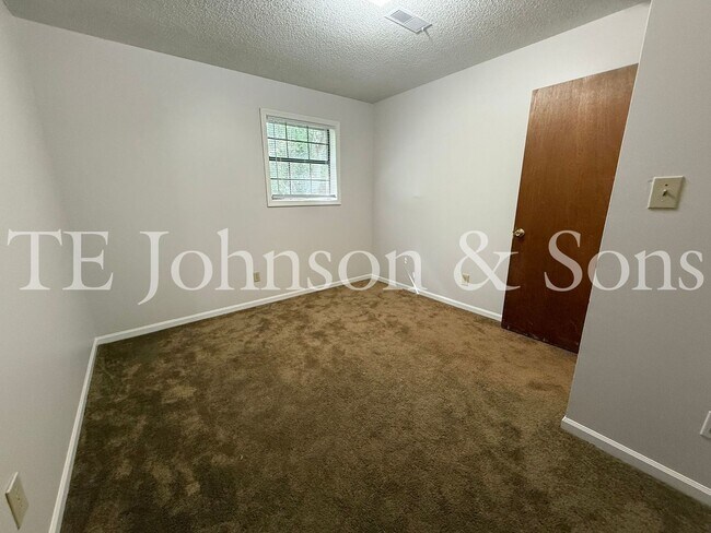 Building Photo - 2570 Green Oaks Ct SE