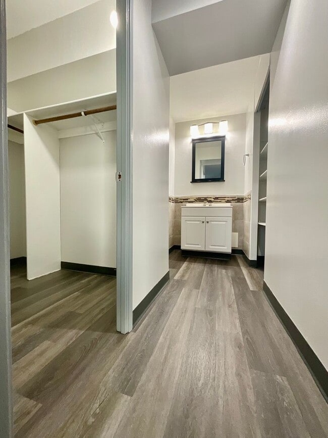 Building Photo - Beautiful 1/1/1 with Sunset Views