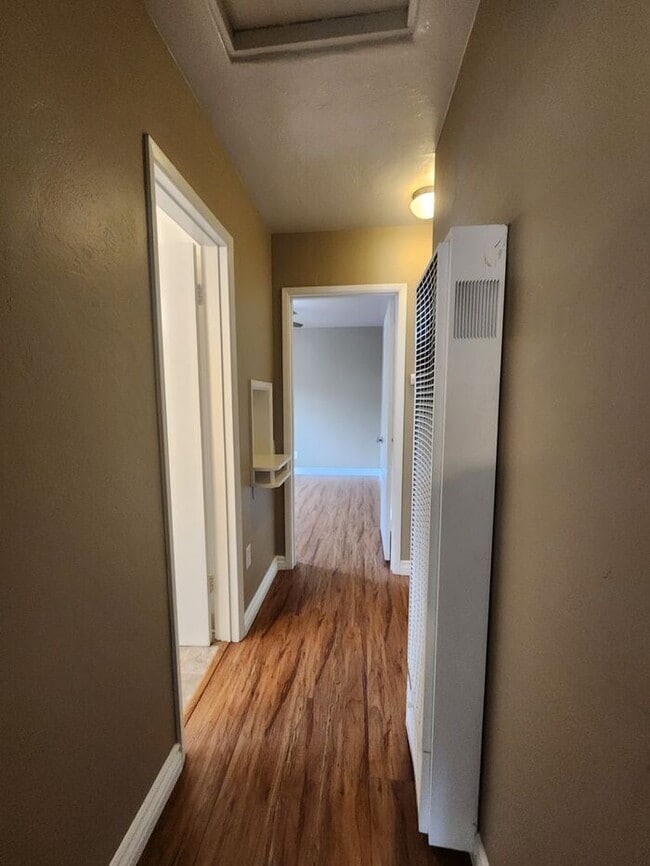 Building Photo - Spacious 2BR Duplex For Rent. Close to Sail Bay and only 6 Blocks to the Beach