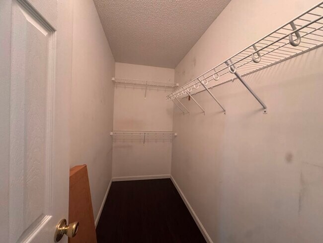 Building Photo - 547 Lockwood Dr
