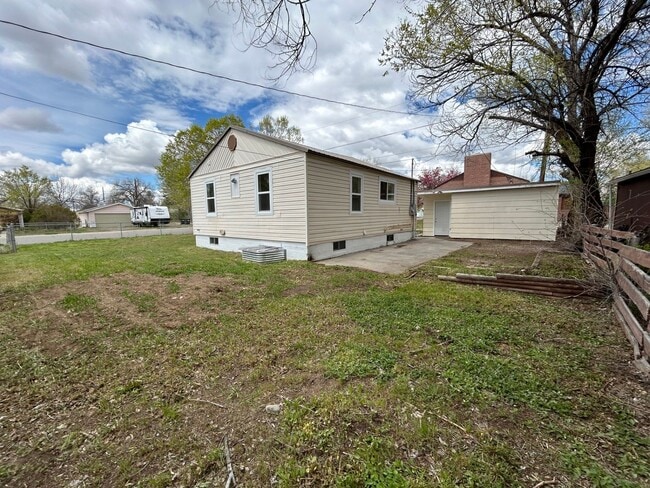Building Photo - 3 Bedroom 1 Bath Beautiful House with Fenced Yard & Garage