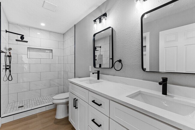 Building Photo - 12223 Kingslake Forest Dr