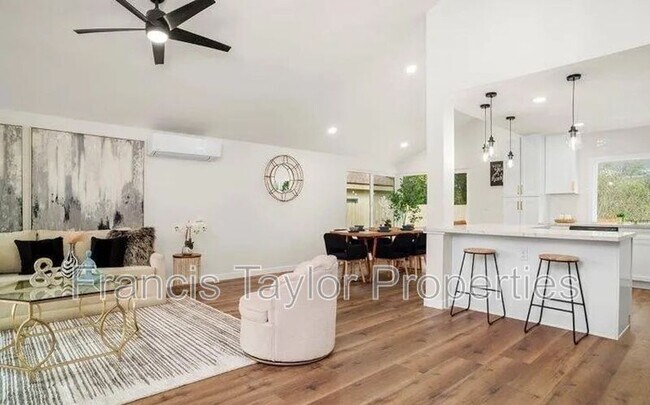 Building Photo - 13837 Paseo Cardiel