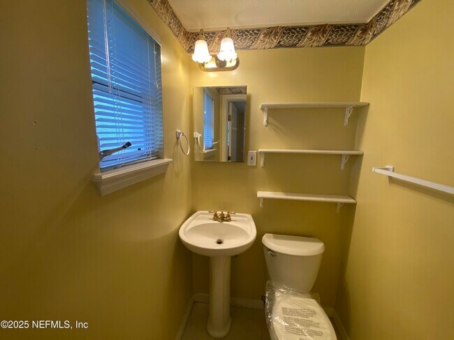 Building Photo - 165 Parkwood Dr W