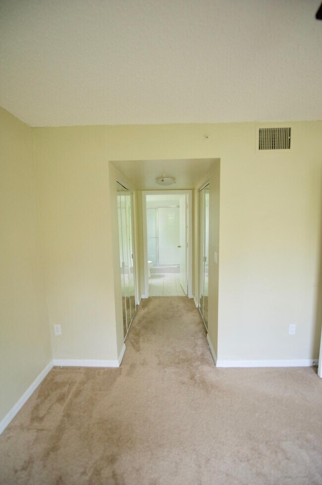 Building Photo - 1100 Crestwood Ct S