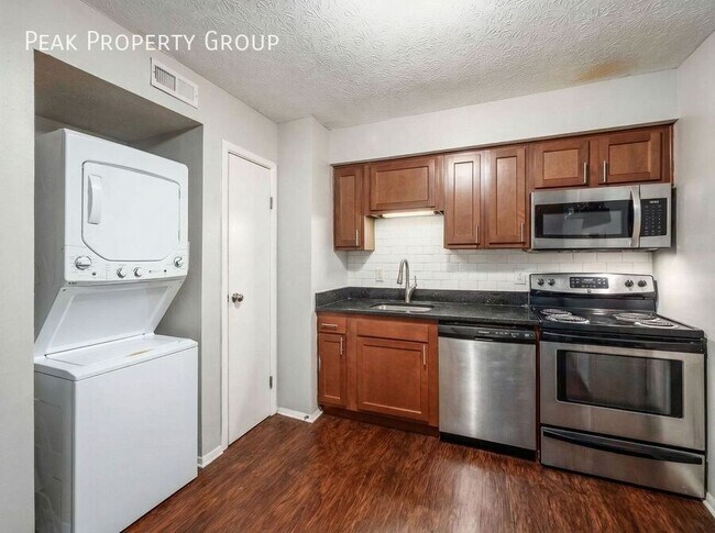 Building Photo - 1393-1395 Summit Street-2 Bedroom