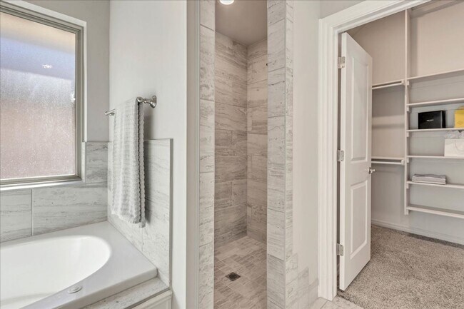 Building Photo - Nearly New Yukon Schools