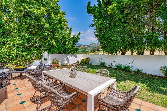 Outside Dining - 17001 Bollinger Dr