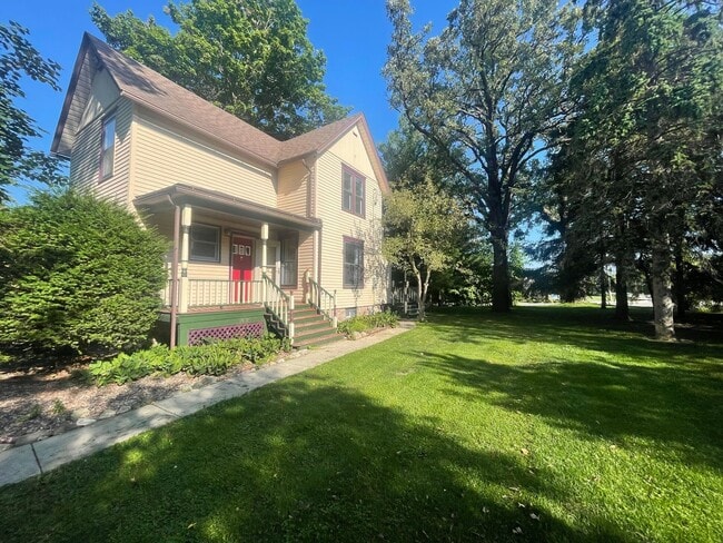 Building Photo - Charming Country Home