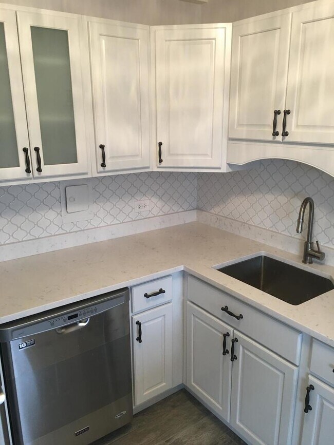 Building Photo - 6161 N Hoyne Ave