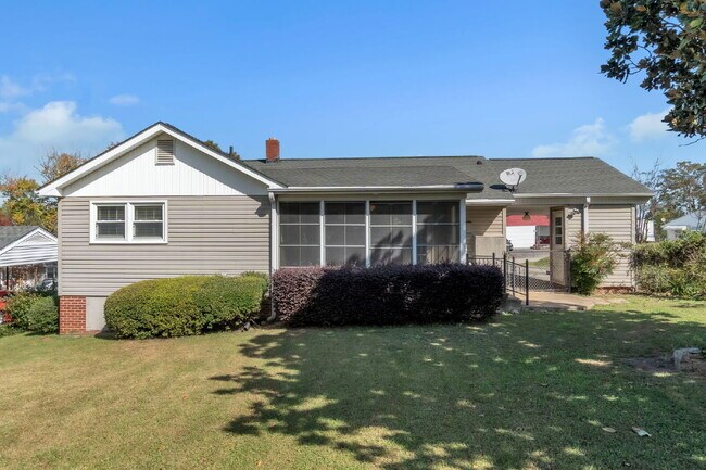 Building Photo - Stylish 3 Bedroom, 2 Bath Ranch with Bright Sunroom and Modern Comforts