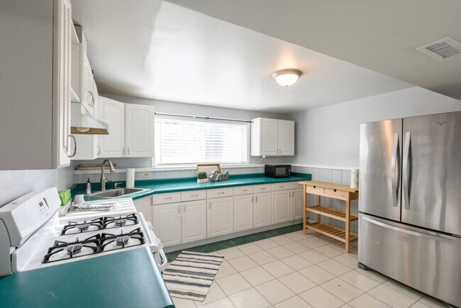 Building Photo - 1416 E Hollow Dale Dr