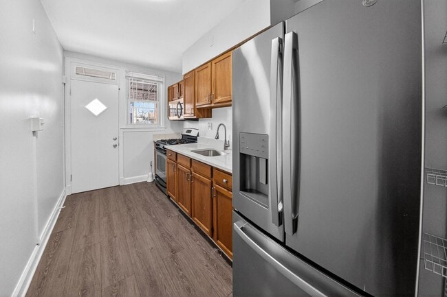 Building Photo - Newly Renovated 5BR/2BA Rowhome