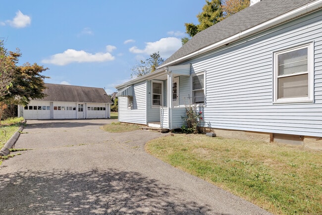 Building Photo - 142 Meadow St