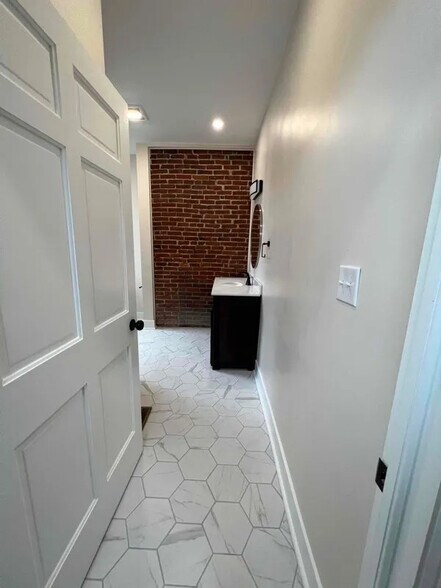 Building Photo - 521 Avery St