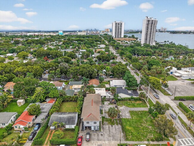 Building Photo - 409 47th St