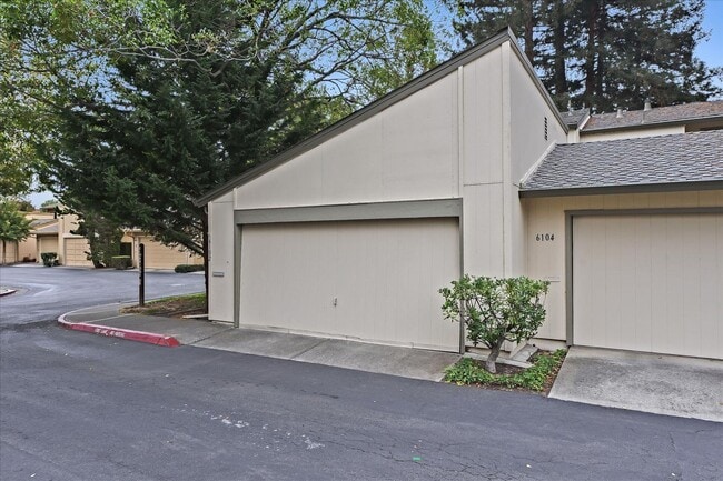 Building Photo - Fantastic 2-Bed, 2-Bath Townhouse with Pri...