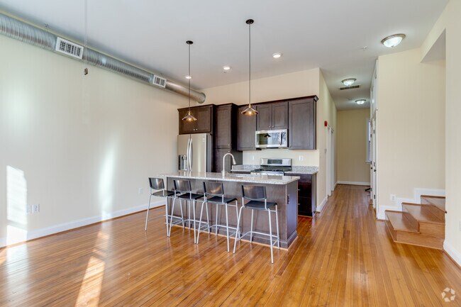 2BR, 1BA - 831SF - 313 S Broadway