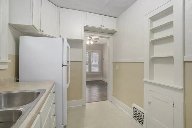 Building Photo - $1450- 2 Bedroom home, Renovated, NEW PICT...