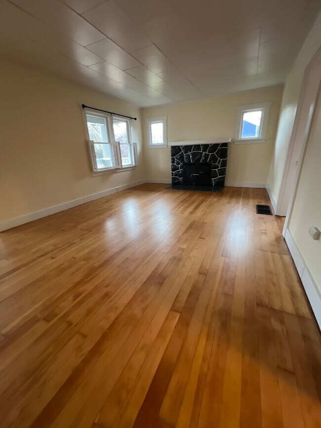 Building Photo - Remodeled DOWNTOWN Bend House, Newer Flooring/Paint/Appliances, Gas heat, Small Garage, Fenced Yard