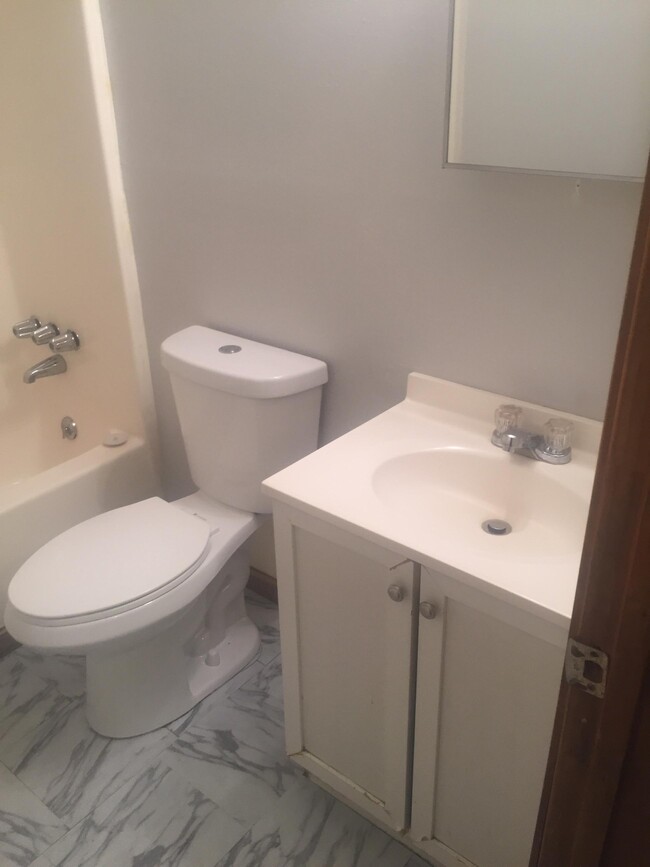 Full bath with tub/shower combination - 950 E Avenue H