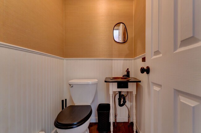 Building Photo - Charming East Rock Single Family