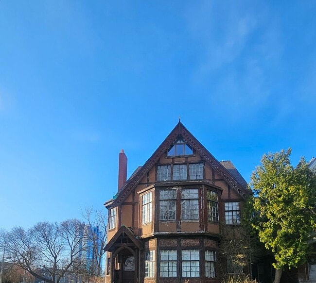 Building Photo - 714 Buffalo Ave