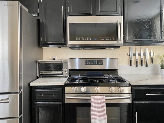 Building Photo - 1825 Sierra Highlands Dr