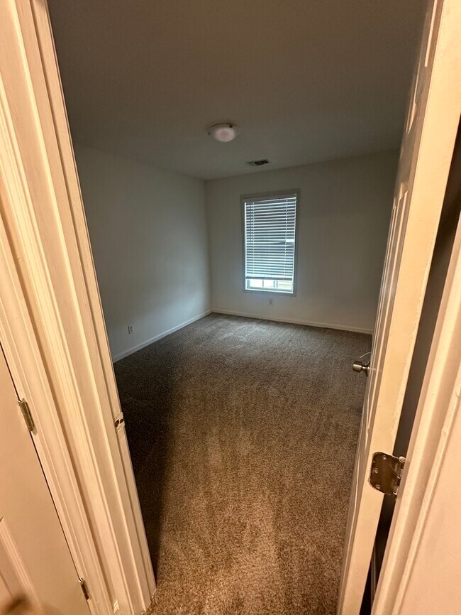 Building Photo - 105 Crestfield Cir