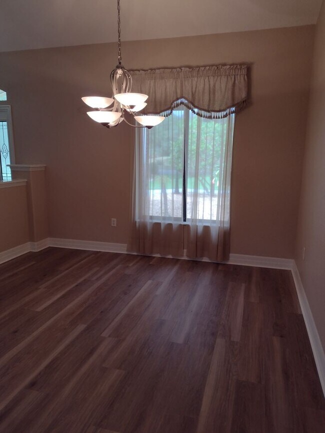 Building Photo - 592 Dowling Cir