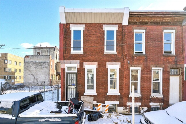 Building Photo - Newly Renovated 3 Bedroom Home