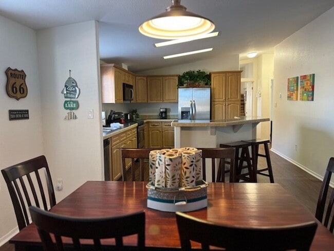 Building Photo - Fully furnished 3 BR Home Includes Utiliti...