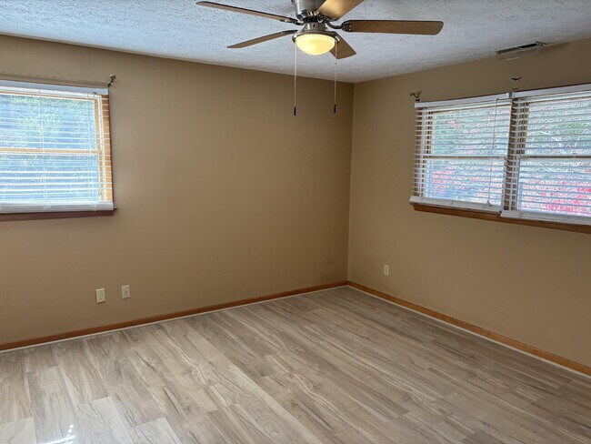 Building Photo - Great Family Home for Rent in Henderson County!