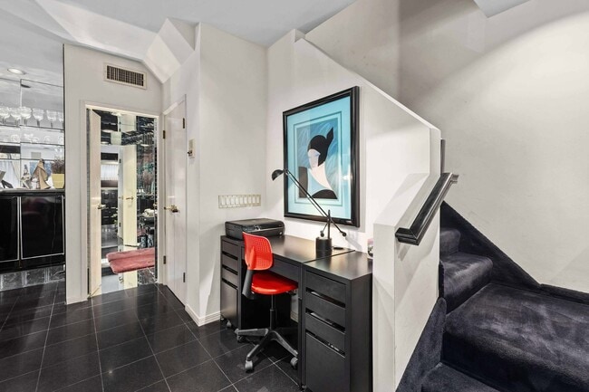 Building Photo - 540 N W Knoll Dr