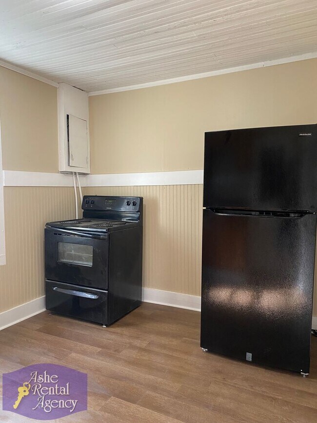 Building Photo - Quaint Cottage Walking Distance to Downtown West Jefferson