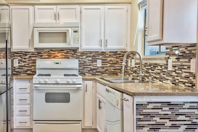 Building Photo - Fantastic 3 bed condo