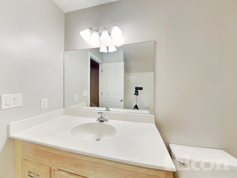 Building Photo - 1675 Van Petten St