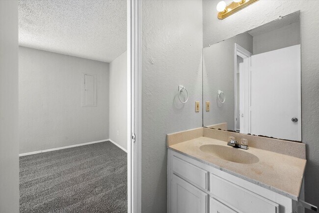 Building Photo - 606 Kings Way Dr