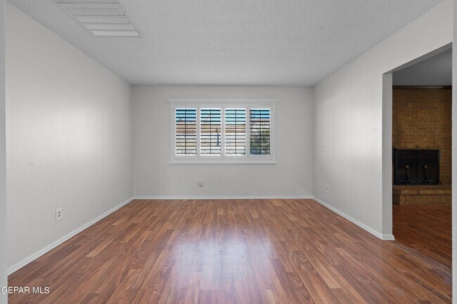Building Photo - 208 Vista Bonita St