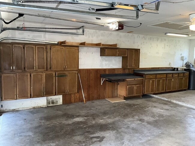 Building Photo - 129 Splitrock Ln