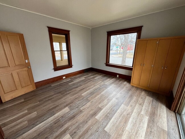 Building Photo - 902 S 4th Ave