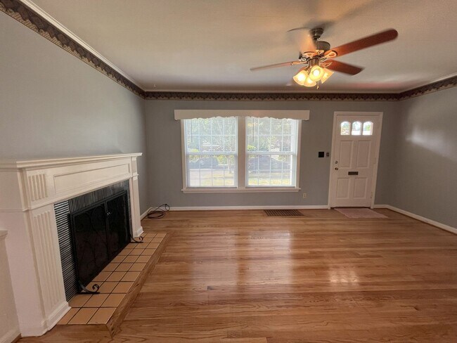 Building Photo - Spacious Multi-Level Living with Vaulted Ceilings and Backyard Access