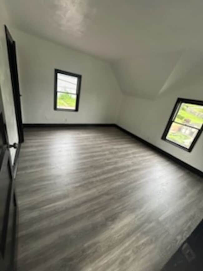 Building Photo - Newly Update 3 bedroom 1 bath house for re...