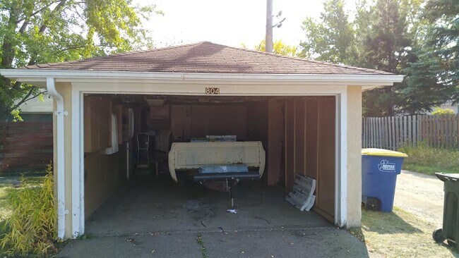 garage - 804 7th Ave SE