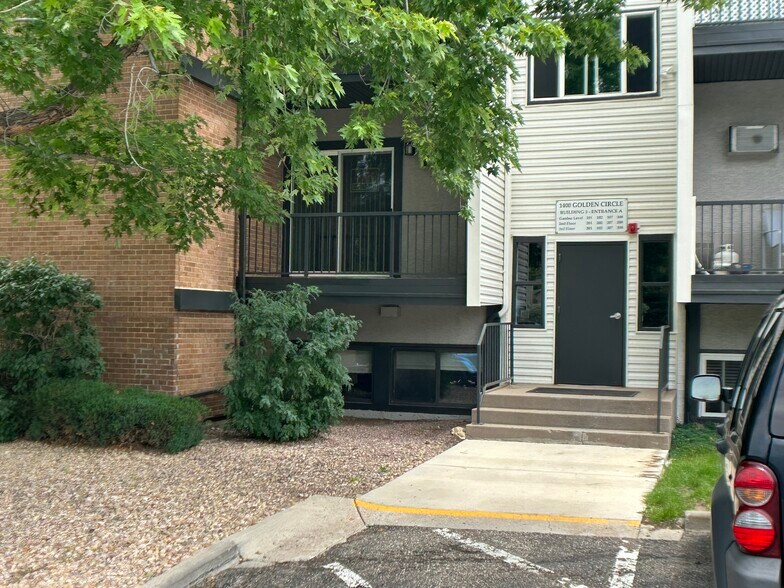 Building Photo - 1400 Golden Cir